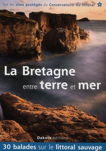 Couverture du livre « La Bretagne ; entre terre et mer » de  aux éditions Dakota