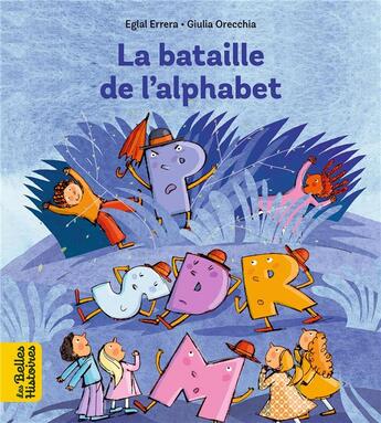 Couverture du livre « La bataille de l'alphabet » de Eglal Errera et Giulia Orecchia aux éditions Bayard Jeunesse