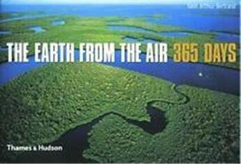 Couverture du livre « The earth from the air ; 365 days » de Yann Arthus-Bertrand aux éditions Thames & Hudson