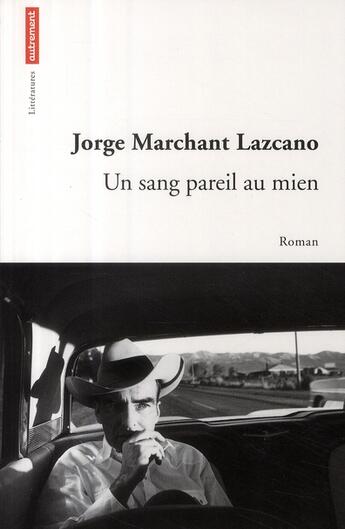 Couverture du livre « Un sang pareil au mien » de Jorge Marchant Lazcano aux éditions Autrement