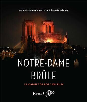 Couverture du livre « Notre-Dame brûle : le carnet de bord du film » de Stephane Boudsocq et Jean-Jacques AnNnaud aux éditions Grund