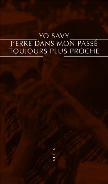 Couverture du livre « J'erre dans mon passé toujours plus proche » de Yo Savy aux éditions Allia