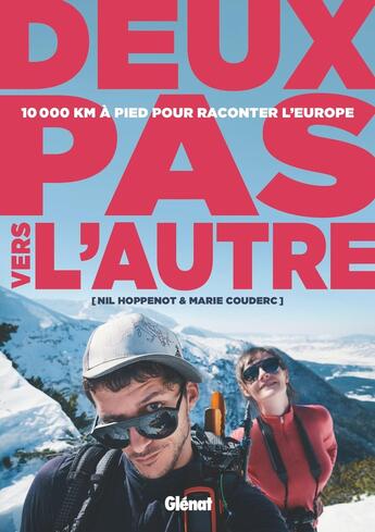 Couverture du livre « Deux pas vers l'autre : 10 000 km a pied pour raconter l'Europe » de Marie Couderc et Nil Hoppenot aux éditions Glenat