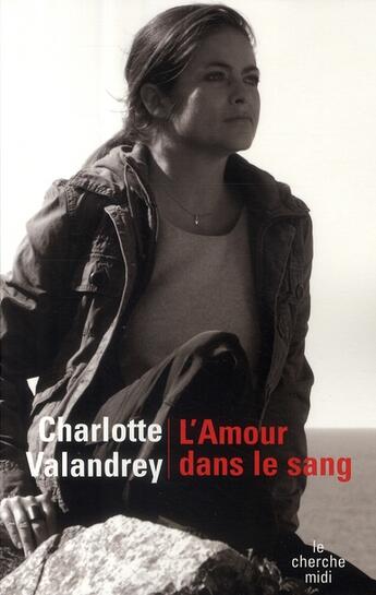 Couverture du livre « L'amour dans le sang » de Charlotte Valandrey aux éditions Cherche Midi