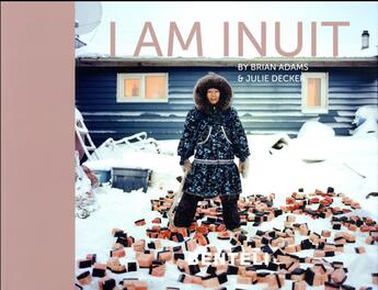 Couverture du livre « I am inuit ; portraits of places and people of the Arctic » de Julie Decker et Brian Adams aux éditions Benteli