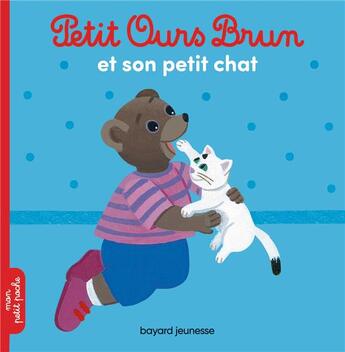 Couverture du livre « Petit Ours Brun s'amuse avec son chat » de Marie Aubinais et Daniele Bour aux éditions Bayard Jeunesse