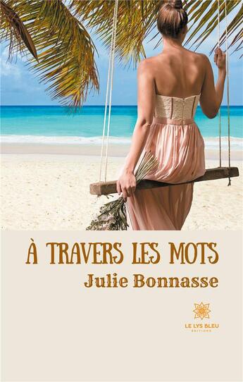 Couverture du livre « À travers les mots » de Julie Bonnasse aux éditions Le Lys Bleu