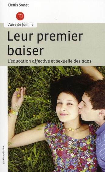 Couverture du livre « Leur premier baiser ; l'éducation affective et sexuelle des ados (édition 2008) » de Denis Sonet aux éditions Saint Augustin