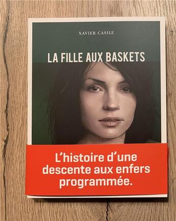 Couverture du livre « La fille aux baskets : L'histoire d'une descente aux enfers programmée. » de Xavier Casile aux éditions Good Heidi