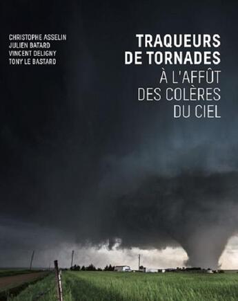 Couverture du livre « TRAQUEURS DE TORNADES - A L'AFFÛT DES COLERES DU CIEL » de Christophe Asselin et Julien Batard et Vincent Deligny aux éditions Baobab Editions