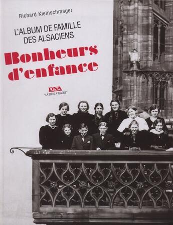 Couverture du livre « Bonheurs d'enfance ; l'album de famille des alsaciens » de Richard Kleinschmager aux éditions La Nuee Bleue