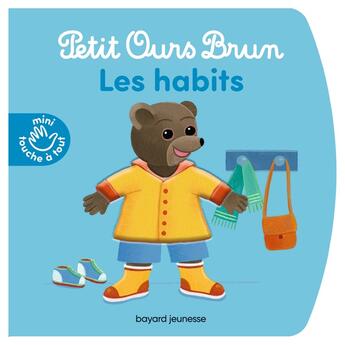 Couverture du livre « Petit Ours Brun mini touche à tout : les habits » de Celine Bour-Chollet aux éditions Bayard Jeunesse