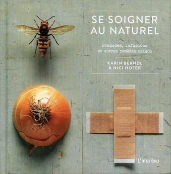 Couverture du livre « Se soigner au naturel ; pommades, infusions et autres remèdes maison » de Karin Berndl et Nici Hofer aux éditions L'imprevu