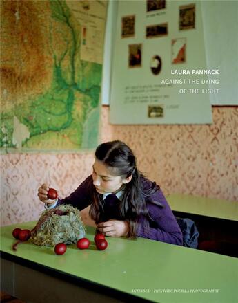 Couverture du livre « Against the dying of the light ; prix HSBC pour la photographie 2017 » de Laura Pannack aux éditions Actes Sud