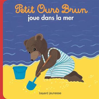 Couverture du livre « Petit Ours Brun joue dans la mer » de Daniele Bour aux éditions Bayard Jeunesse