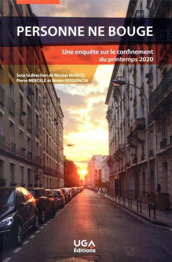 Couverture du livre « Personne ne bouge : une enquête sur le confinement du printemps 2020 » de Pierre Merckle et Nicolas Mariot et Anton Perdoncin aux éditions Uga Éditions