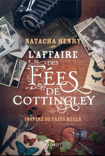 Couverture du livre « L'affaire des fées de Cottingley ; inspiré de faits réels » de Natacha Henry aux éditions Rageot