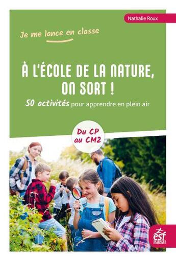 Couverture du livre « À l'école de la nature, on sort ! 50 activités pour apprendre en plein air » de Nathalie Roux aux éditions Esf