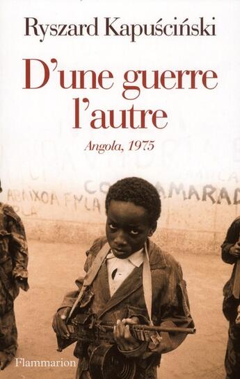 Couverture du livre « D'une guerre l'autre ; Angola, 1975 » de Ryszard Kapuscinski aux éditions Flammarion