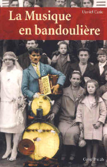 Couverture du livre « La musique en bandoulière » de Daniel Cario aux éditions Coop Breizh