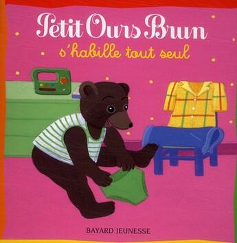 Couverture du livre « Petit Ours Brun s'habille tout seul (édition 2005) » de Marie Aubinais aux éditions Bayard Jeunesse