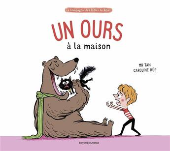 Couverture du livre « La compagnie des drôles de bêtes ; un ours à la maison » de Caroline Hue et M. Tan aux éditions Bayard Jeunesse