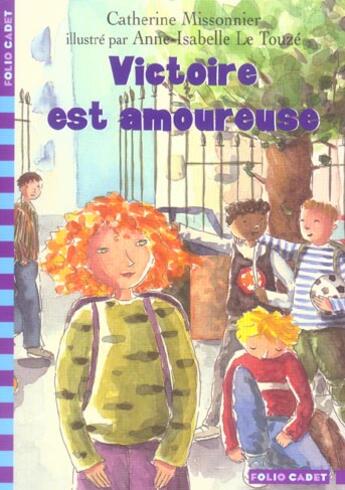 Couverture du livre « Victoire est amoureuse » de Missonnier/Le Touze aux éditions Gallimard-jeunesse