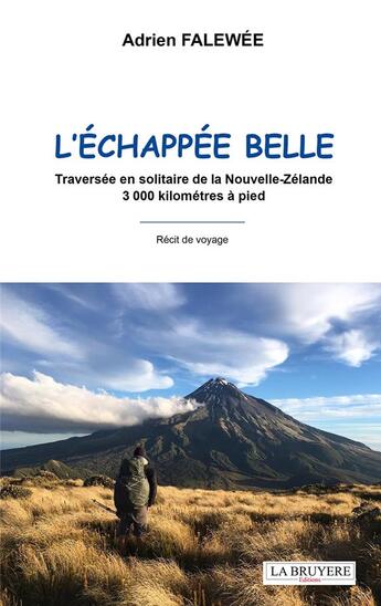 Couverture du livre « L'échappée belle ; traversée en solitaire de la Nouvelle-Zélande, 3 000 kilomètres à pied » de Adrien Falewee aux éditions La Bruyere