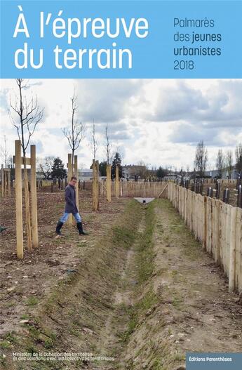 Couverture du livre « À l'épreuve du terrain ; palmarès des jeunes urbanistes 2018 » de Isabel Diaz aux éditions Parentheses