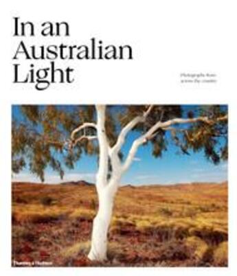 Couverture du livre « In an australian light photographs from across the country » de Turner Jo aux éditions Thames & Hudson