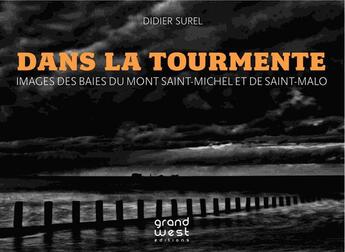 Couverture du livre « Dans la tourmente ; images des baies du Mont Saint-Michel et de Saint-Malo » de Didier Surel aux éditions Grand West