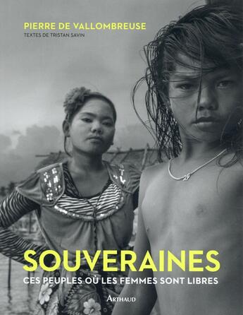 Couverture du livre « Souveraines ; ces peuples où les femmes sont libres » de Pierre De Vallombreuse et Tristan Savin aux éditions Arthaud