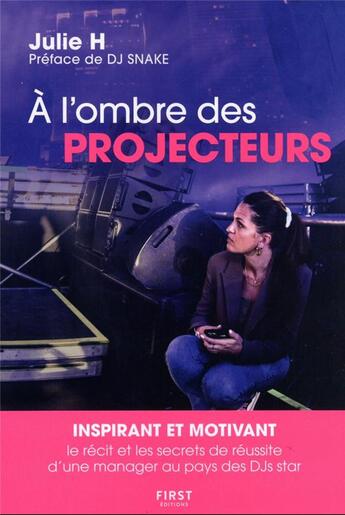 Couverture du livre « À l'ombre des projecteurs : ne jamais rien lâcher et se dire que tout est possible » de Julie Hassid aux éditions First