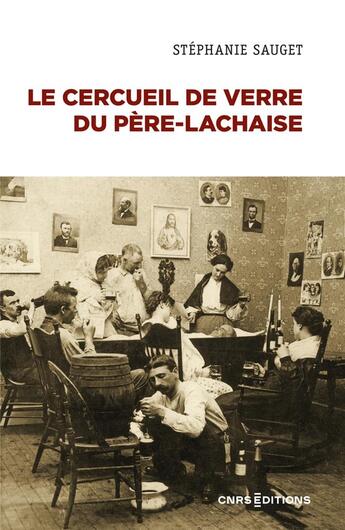 Couverture du livre « Le cercueil de verre du père Lachaise : la dépouille dans les sociétés contemporaines » de Stephanie Sauget aux éditions Cnrs