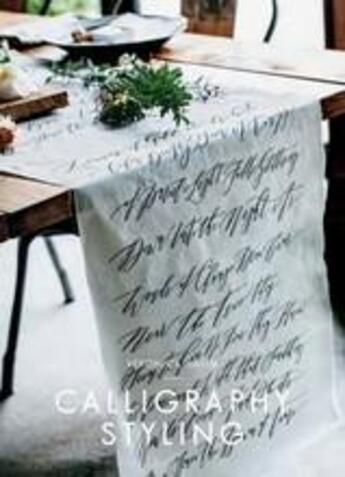 Couverture du livre « Calligraphy styling: learn how to write beautifully » de Halim Veronica aux éditions Thames & Hudson