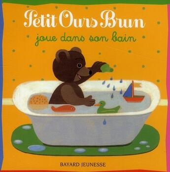 Couverture du livre « Petit Ours Brun joue dans son bain (édition 2005) » de Daniele Bour aux éditions Bayard Jeunesse