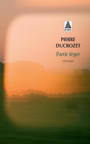 Couverture du livre « Partir léger ; un an de chroniques dans Libération » de Pierre Ducrozet aux éditions Actes Sud