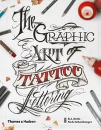 Couverture du livre « The graphic art of tattoo lettering a visual guide to contemporary styles and designs » de B.J. Betts aux éditions Thames & Hudson