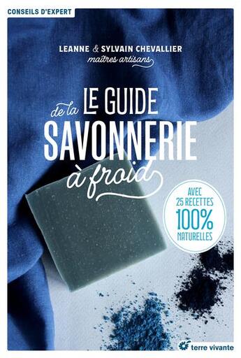 Couverture du livre « Le guide de la savonnerie à froid : avec 25 recettes 100% naturelles » de Sylvain Chevallier et Leanne Chevallier et Pauline Julina Fournier aux éditions Terre Vivante