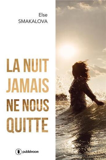 Couverture du livre « La nuit jamais ne nous quitte » de Elsa Smakalova aux éditions Publishroom Factory