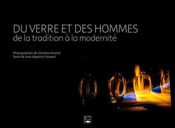 Couverture du livre « Du verre et des hommes ; de la tradition à la modernité » de Jean-Baptiste Fossard et Christian Foutrel aux éditions Des Falaises