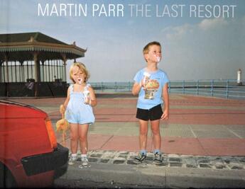 Couverture du livre « The last resort » de Martin Parr et Ian Walker aux éditions Images En Manoeuvres