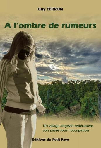 Couverture du livre « À l'ombre de rumeurs ; un village angevin redécouvre son passé sous l'occupation » de Guy Ferron aux éditions Petit Pave