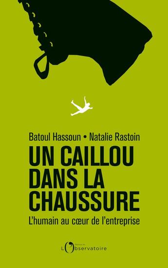 Couverture du livre « Un caillou dans la chaussure ; l'humain au coeur de l'entreprise » de Batoul Hassoun et Natalie Rastoin aux éditions L'observatoire