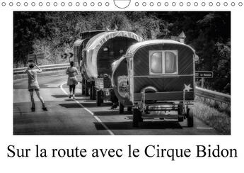 Couverture du livre « Sur la route avec le cirque bidon calendrier mural 2018 din - un resume de scenes de vie du » de Gaymard A aux éditions Calvendo