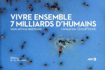 Couverture du livre « Vivre ensemble ; 7 milliards d'humains » de Yann Arthus-Bertrand aux éditions La Martiniere