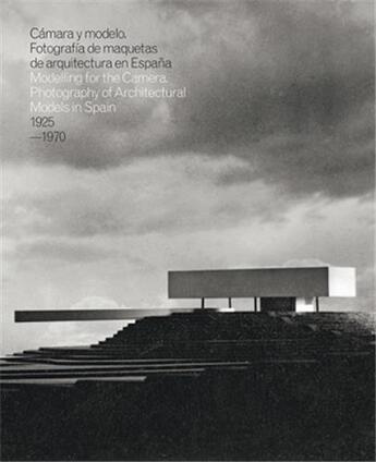 Couverture du livre « Camera and model ; Mockups Photography of Modern Architecture in Spain, 1925 1970 » de Inaki Bergera aux éditions La Fabrica