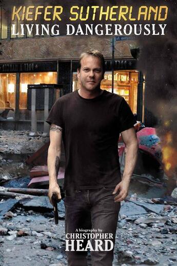 Couverture du livre « Kiefer Sutherland ; living dangerously » de Christopher Heard aux éditions Cogito Media