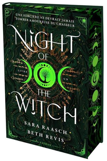 Couverture du livre « Night of the Witch - Une sorcière ne devrait jamais tomber amoureuse du chasseur - T1 Collector » de Beth Revis et Sara Raasch aux éditions Nathan