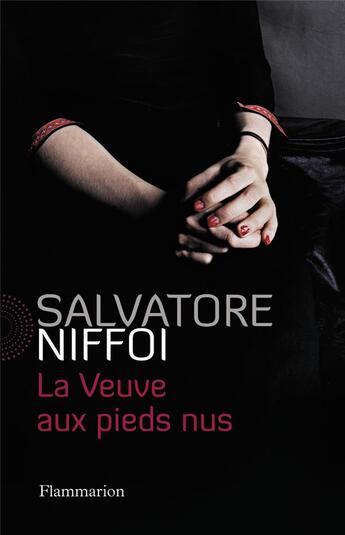 Couverture du livre « La veuve aux pieds nus » de Salvatore Niffoi aux éditions Flammarion